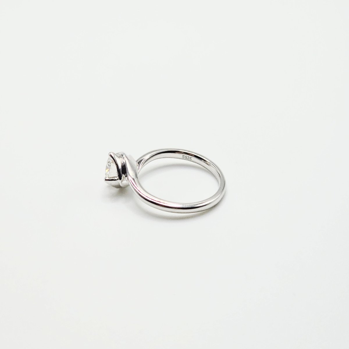 1CT Moissanite Solitaire Ring 925 Sterling Silver VVS1 Clarity 💎 - LND Jewellery